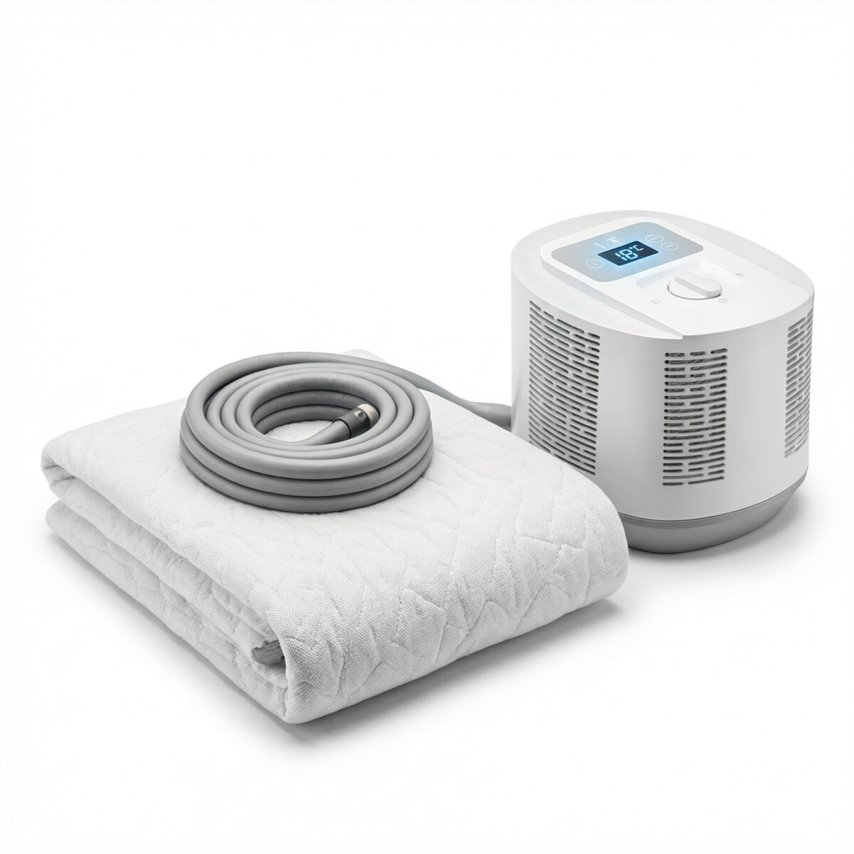 Kühlende Matratzenauflage auf einem gemachten Bett als energieeffiziente Alternative zur Klimaanlage.